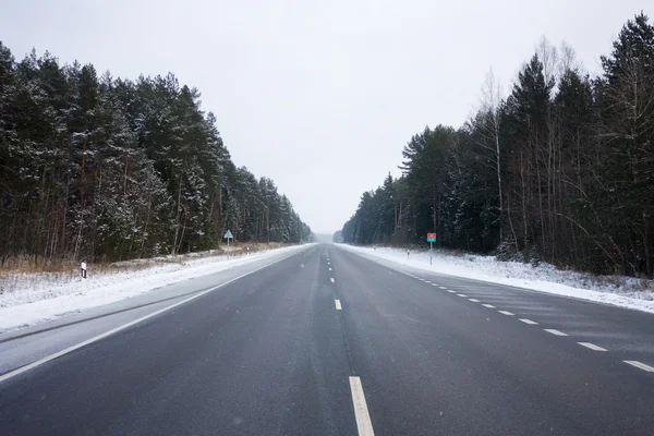 Kış road, kar düşüyor — Stok fotoğraf