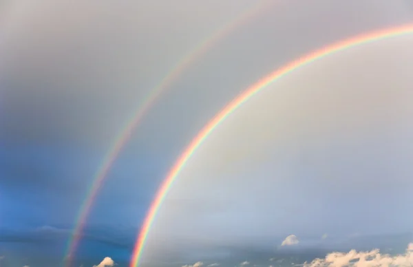 Céu e um arco-íris — Fotografia de Stock