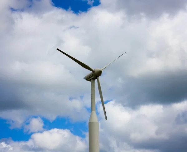 Generador de viento, sobre un fondo azul — Foto de Stock