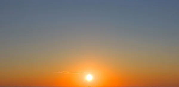 Cielo del atardecer, el sol — Foto de Stock
