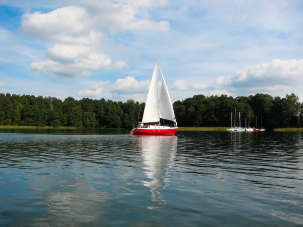 游艇在湖中，立陶宛 — 图库照片