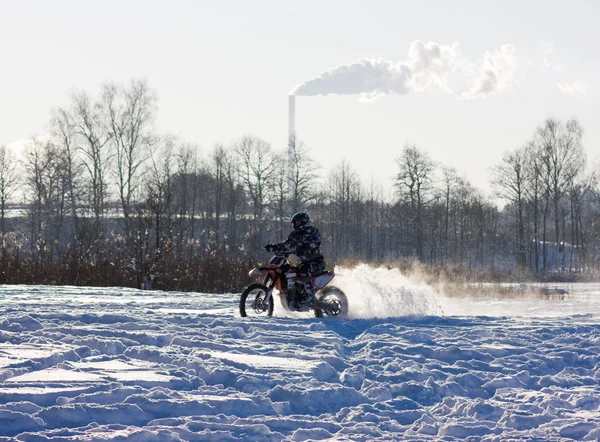 겨울에 오토바이 경주 — 스톡 사진
