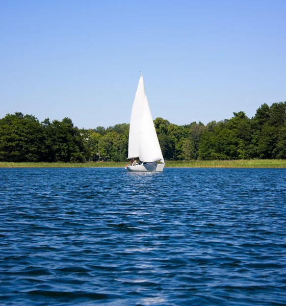 Yacht on the lake — Stock Photo, Image