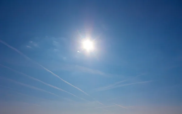 Blå himmel, naturliga solen — Stockfoto