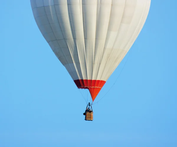 Balloon against a backdrop of blue sky — Stock Photo, Image