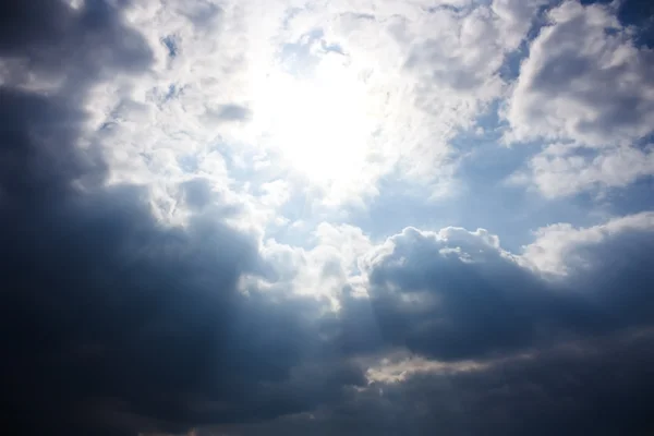 Fırtına gökyüzü, güneş, arka plan — Stok fotoğraf