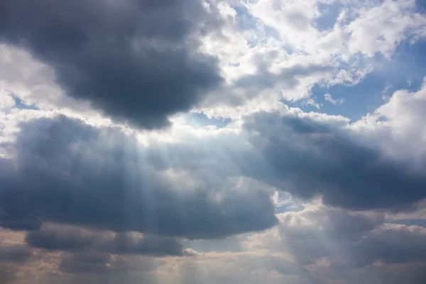 Felhős égbolt, a nap, háttér — Stock Fotó
