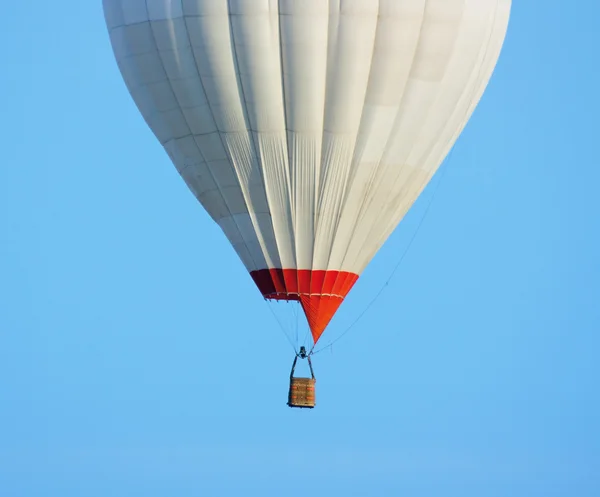 Ballon vor blauem Himmel — Stockfoto