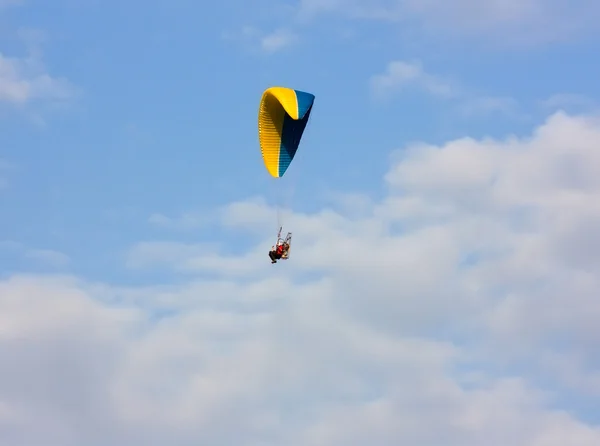 用一个马达滑翔伞 — 图库照片