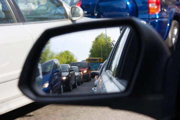 Отражение в зеркале автомобиля, раковина — стоковое фото