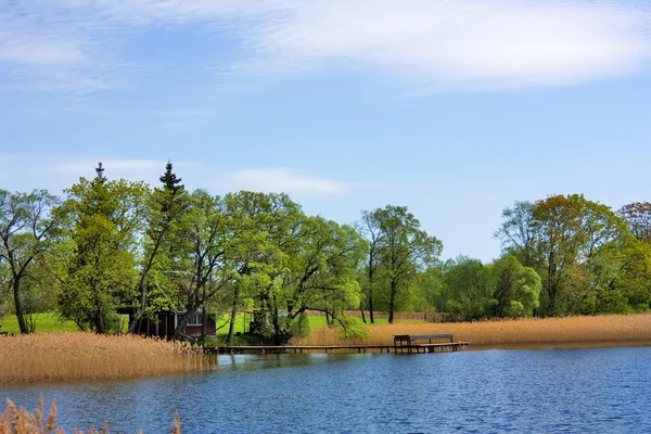 Весна озера, док-станція — стокове фото