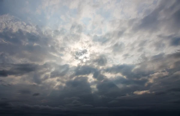 Грозовое небо, солнце, фон — стоковое фото