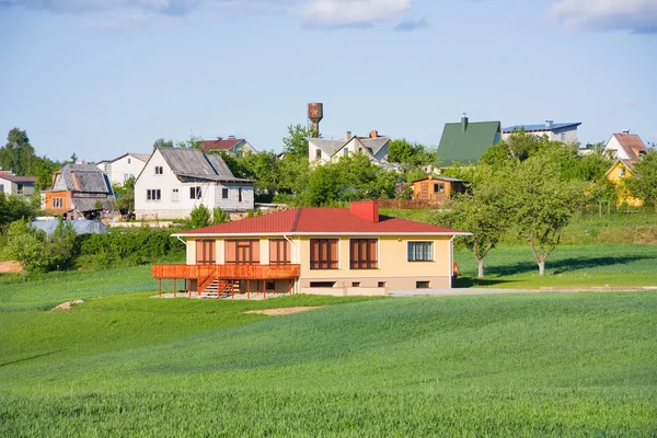하우스, 잔디, 푸른 하늘 — 스톡 사진