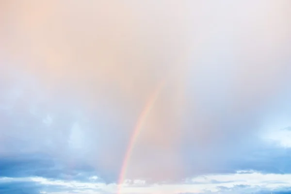落日的天空和一条彩虹 — 图库照片