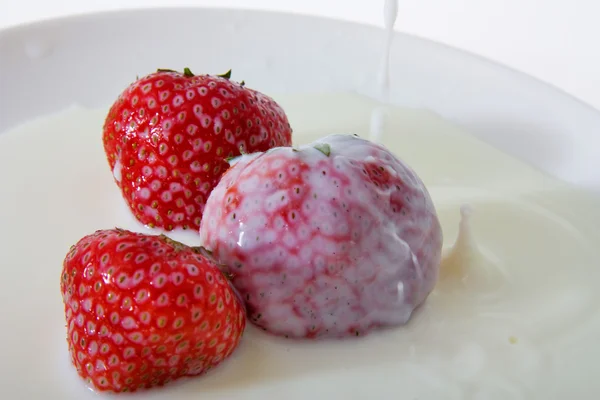 Strawberries and milk — Stock Photo, Image