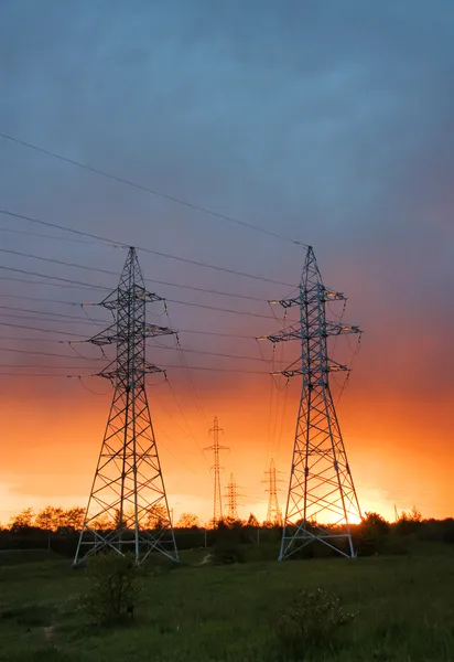 Linha eléctrica ao pôr-do-sol — Fotografia de Stock