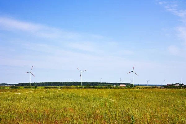 A szélerőművek, vidéki táj — Stock Fotó