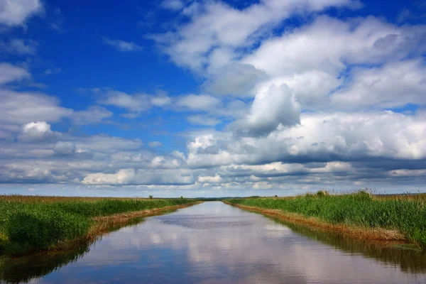 Canal de agua, cielo azul — Foto de Stock