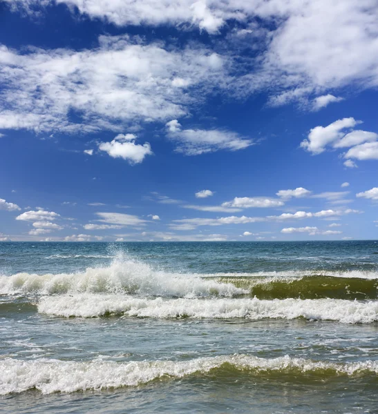 Mořské vlny, modrá obloha — Stock fotografie
