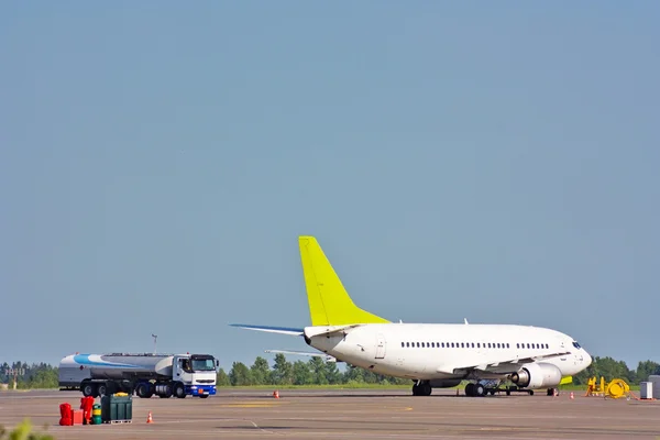 Avião no aeroporto — Fotografia de Stock