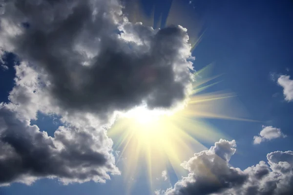 Mavi gök, güneş arka plan — Stok fotoğraf