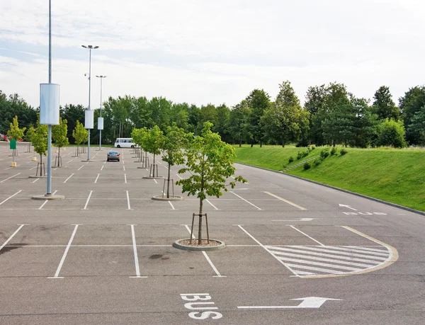 Empty parking lot near the supermarket — Stock Photo, Image