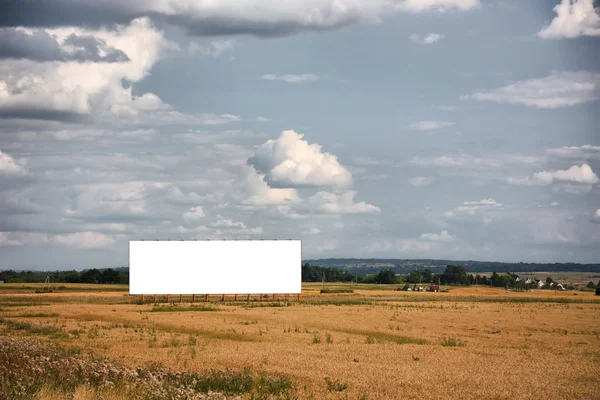 Field, un panneau blanc — Photo