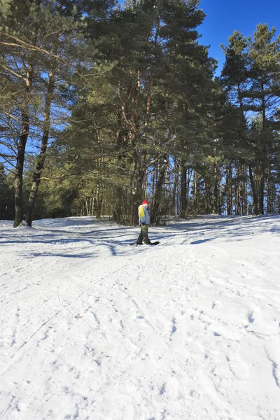 Подросток на сноуборде — стоковое фото