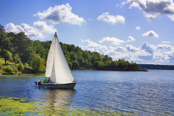 Yacht på sjön — Stockfoto
