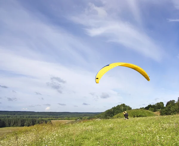 Voorbereiding van de vlucht op een parachute — Stockfoto