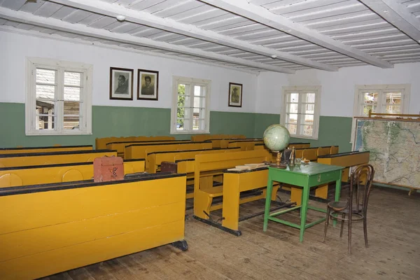 Sala de aula na velha escola — Fotografia de Stock