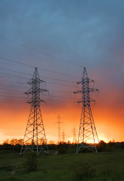 日没時の送電線 ロイヤリティフリーのストック画像