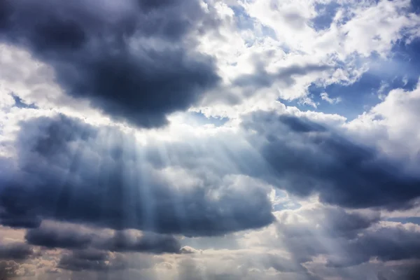 Dramatik gökyüzü güneş ışınları ile — Stok fotoğraf