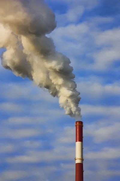 Fabrika borulardan duman — Stok fotoğraf