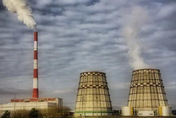 Fabrika borulardan orton etkisi duman — Stok fotoğraf