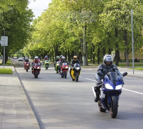 Motocyklisté v městě — Stock fotografie