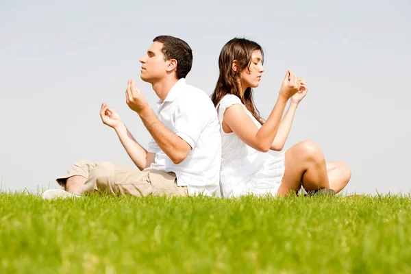 Junges Paar beim Meditieren — Stockfoto