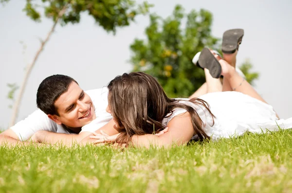 Felice giovane coppia sdraiarsi su erba — Foto Stock