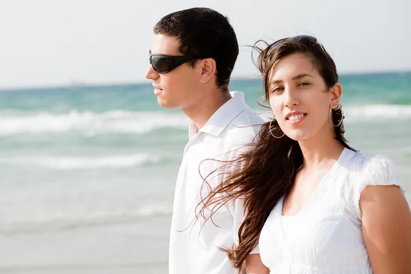 Jovem bonito casal passeio na praia — Fotografia de Stock