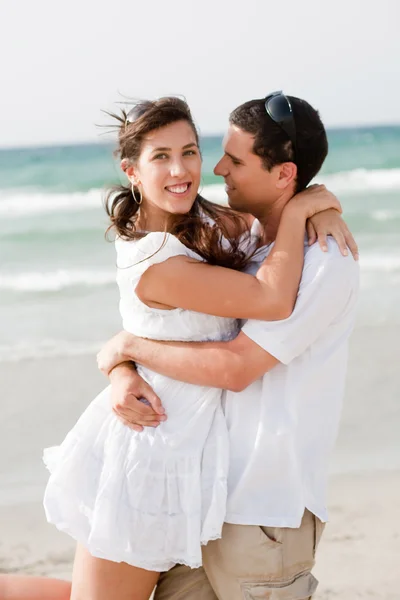 Miłość para na plaży — Zdjęcie stockowe