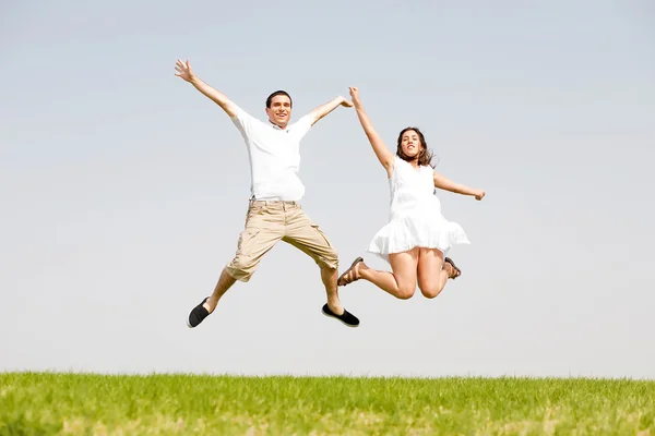 Jeune couple sautant — Photo