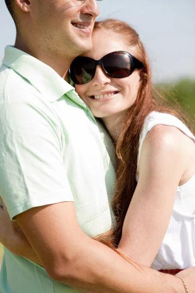 Hermosa pareja abrazándose —  Fotos de Stock