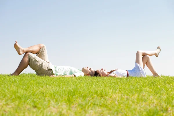 Couple s'allongent sur l'herbe — Photo
