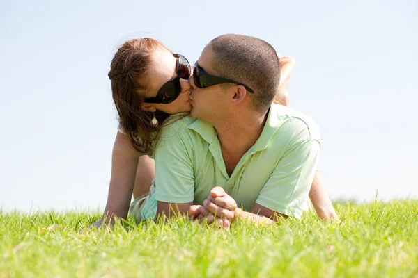 Поцелуй молодой пары — стоковое фото