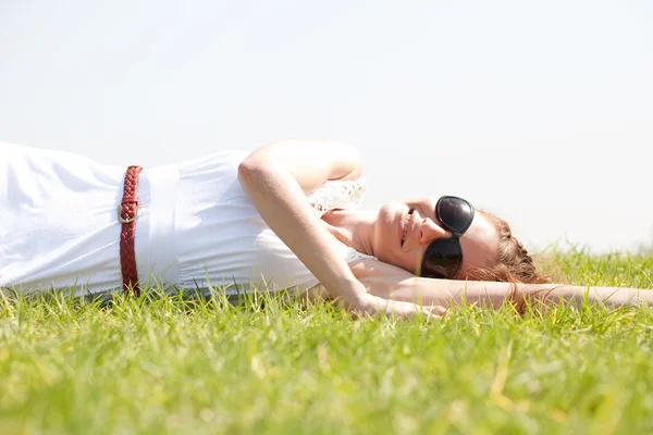 As mulheres deitam-se na grama — Fotografia de Stock