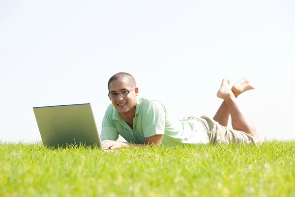 Een jonge mannen op park met behulp van laptop — Stockfoto