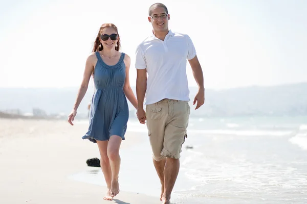 Любов пара ходити на пляжі — стокове фото
