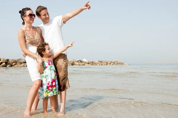 Gelukkige familie in strand — Stockfoto