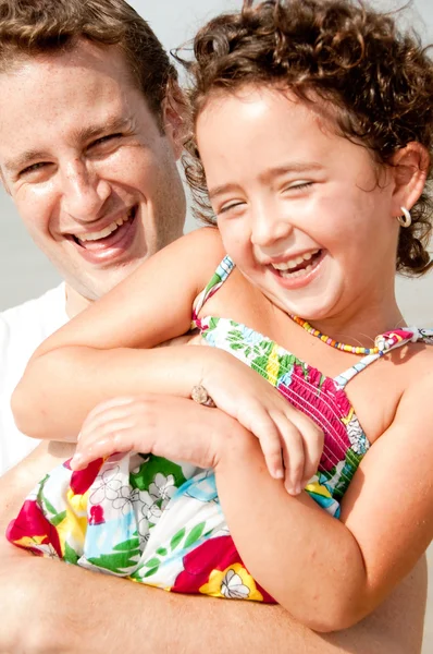 Niño y padre sonriendo en la playa —  Fotos de Stock