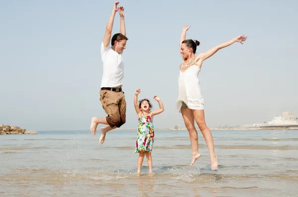 両親と娘のジャンプ — ストック写真